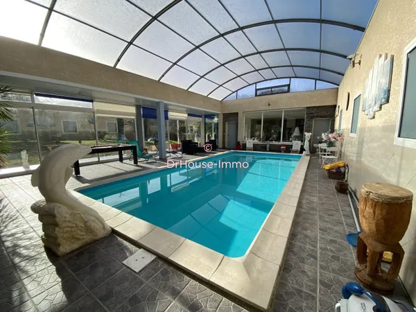 Villa d'Architecte avec piscine intérieure sur une parcelle de 5687 m²
