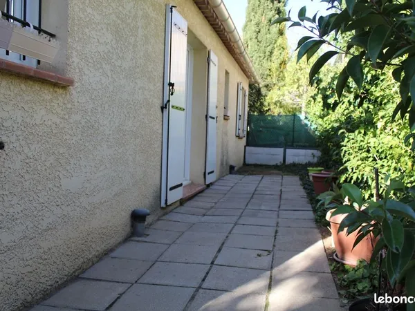 GARDANNE Villa mitoyenne T2 BE 44 m² environ, terrasse et un emplacement de parking extérieur
