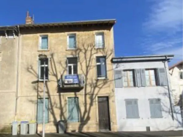 Apparemment 64 m2 , 1 ier étage petit immeuble