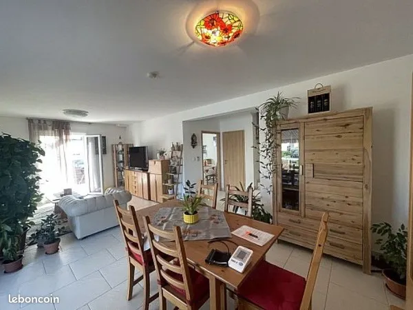 Maison haut de gamme avec des pièces spacieuses. Très bel emplacement