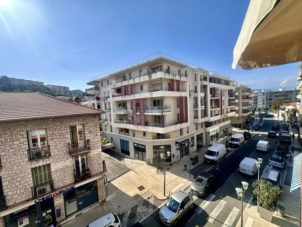 PLEIN CENTRE SAINT LAURENT - STUDIO TERRASSE - POSSIBILITE PARKING