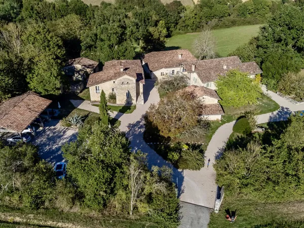 Magnifique hameau sur 7 hectares de terrain