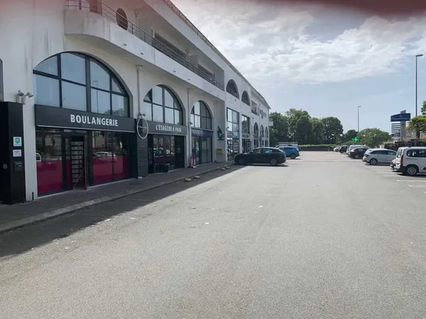 A LOUER LOCAL COMMERCIAL D'ENVIRON 120 m² A QUIMPER.