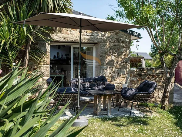 LONGERE EN PIERRE ET GÎTE INDEPENDANT A DEUX PAS DES COMMERCES