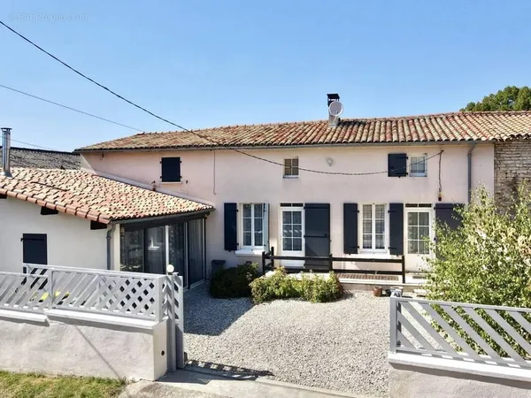 Maison rénovée avec goût, offrant quatre chambres avec jardin clos