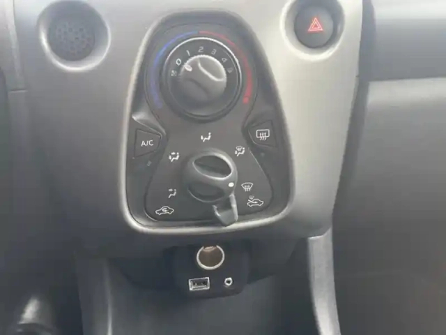 Toyota Aygo 1.0 vvt-i x-play — photo 18