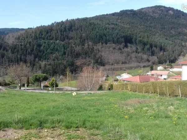 Terrain à bâtir de 1 752 m² avec vue dégagée