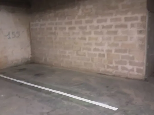 place de parking couverte à Pantin