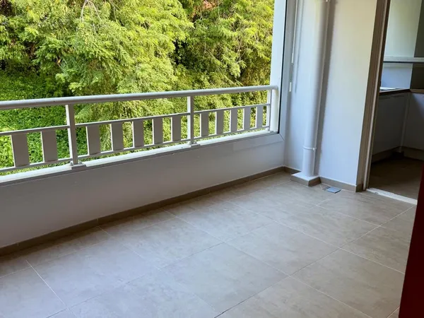 Appartement neuf avec grande varangue sur la verdure, à deux