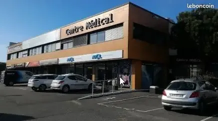 Local professionnel bureau centre médical parking