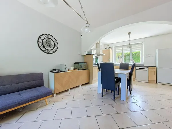 Maison rénovée avec 4 chambres et garage