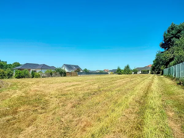 A vendre à ASSAT en limite de MEILLON Terrain constructible viabilisé de 2369 m² au calme et en fond