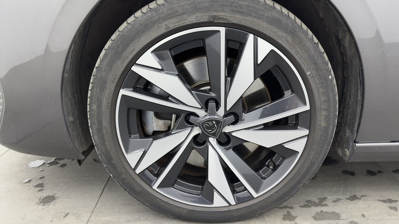 Peugeot 308 SW PHEV 180 e-EAT8 — photo 9