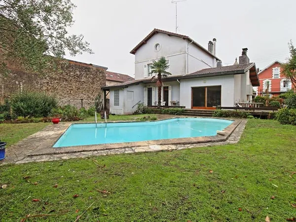 Maison 8 pièces 264 m²