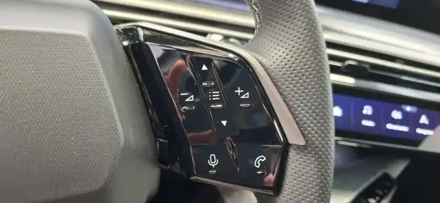 Peugeot 3008 hybrid 145 e-dcs6 — photo 31