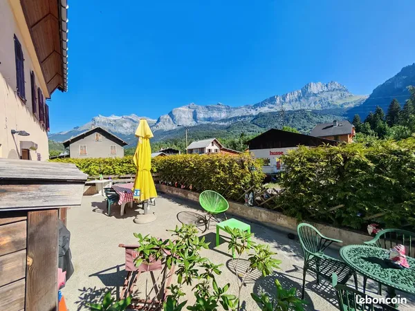 Très beau T4 duplex avec double terrasse et stationnements privatifs