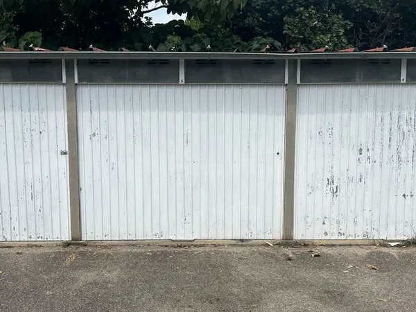 Garage fermé de plain-pied dans un environnement sécurisé