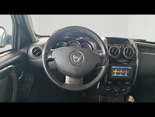 Dacia Duster 1.5 dci 110ch black touch 4x2 + attelage — photo 13