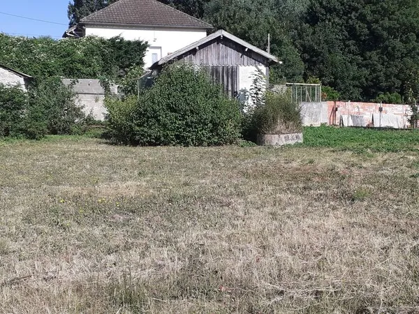 Lot d un terrain constructible plus terrain zone naturelle