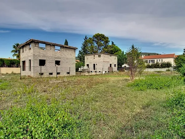 A VENDRE en EXCLUSVITE - Terrain Draguignan 751m² avec 50% d'emprise au sol.
