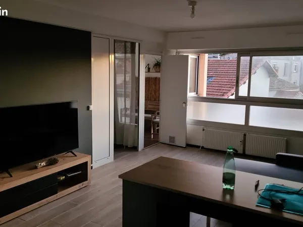 Contrat bail meublé appartement F2 moderne et lumineux avec loggia, quartier Polygone Comédie Gare, 
