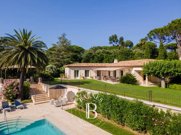 SAINT-TROPEZ - VILLAGE - 8 CHAMBRES - PISCINE - VUE MER