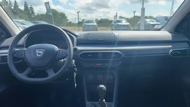Dacia Sandero sce 65 — photo 16