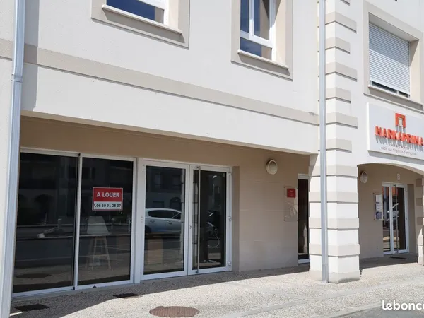 Local commercial 71,50 m² - rdc - avec parkings - marcheprime