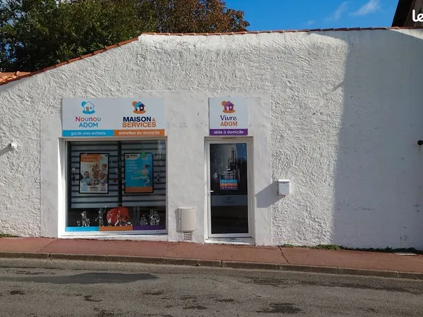 LOCAL PROFESSIONNEL BOUAYE HYPERCENTRE T2 bis avec vitrine