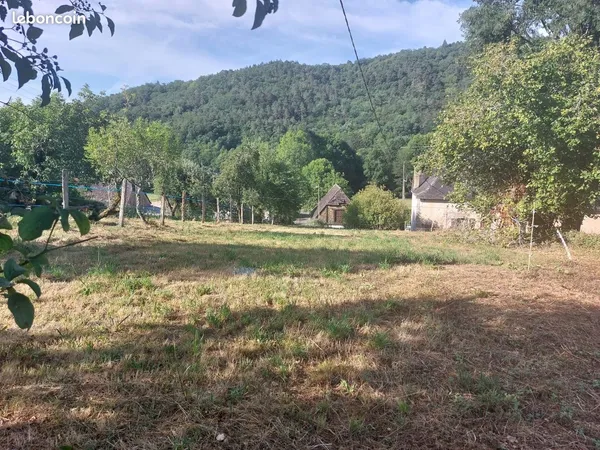 Terrain 1500 m2 avec CU au centre du village