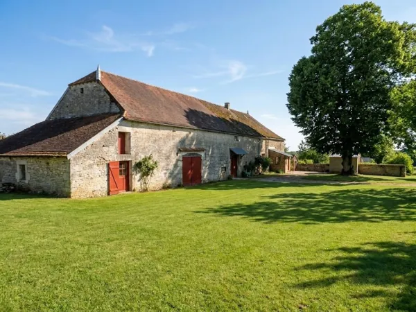 Ancien corps de ferme avec vue sur un chanteau du 16ème
