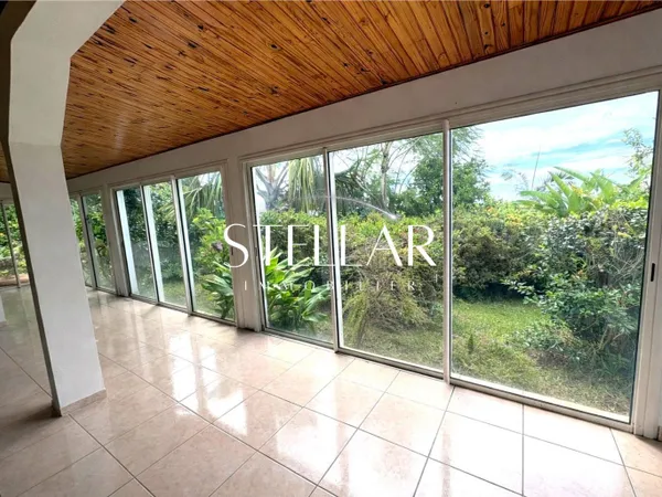 Sainte-Marie - Propriété F7 de 233 m² habitables sur 3 235