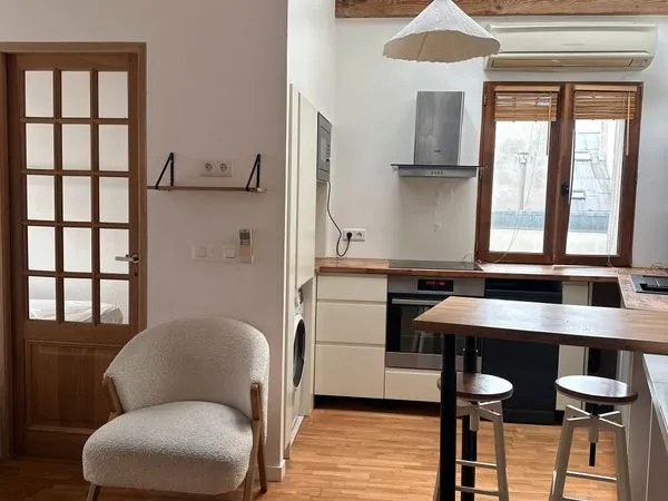 Paris 3e Marais - Studio sous les toits, lumineux, climatisé et rénové