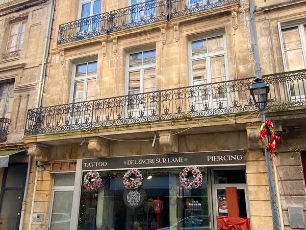 À louer - Local commercial entièrement rénové, situé au 13 rue de la République, en plein centre-vil