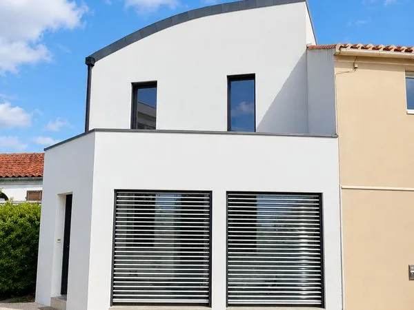 Les Sables-d'Olonne (Château d'Olonne) maison contemporaine atypique traversante, 3 chambres, à 12 m