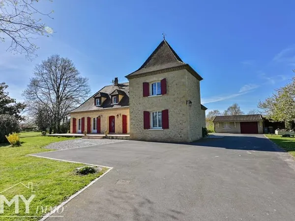 ST ANTOINE DE BREUILH: Maison périgourdine avec terrain et piscine.