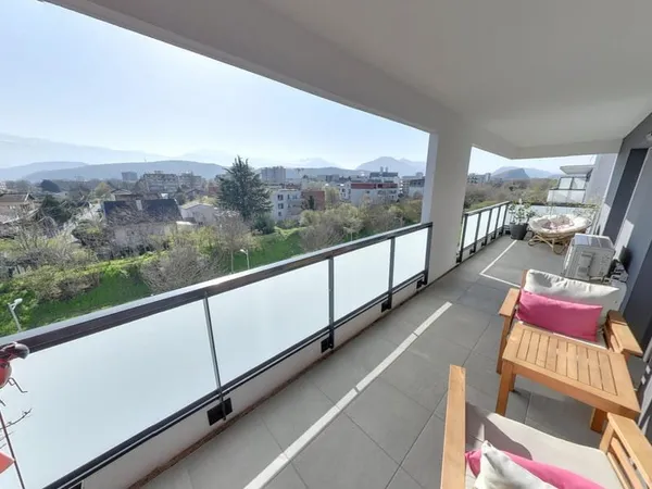 SUPERBE 3 PIÈCES + CUISINE AVEC 20M2 D'EXTÉRIEURS ET VUE DÉG
