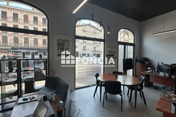 Local commercial 1 pièce 70 m²
