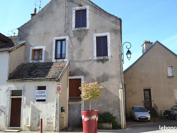 Maison de village avec 2 appartements - 200 000 l'ensemble