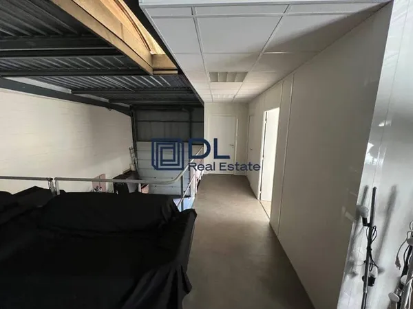 Entrepôt 266 m²