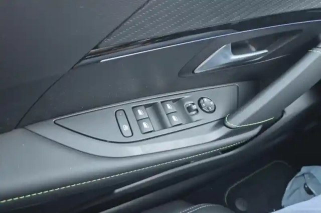 Peugeot 208 electrique 50 kwh 136ch — photo 45