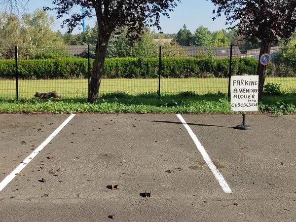 Parking extérieur, 1 min gare (Plaisir-Grignon)