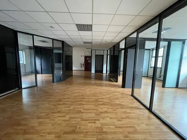 Bureau 974 m²