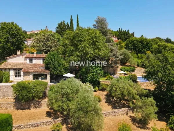 Propriété de charme en pierre avec vue panoramique exceptionnelle, piscine et art de vivre au coeur 