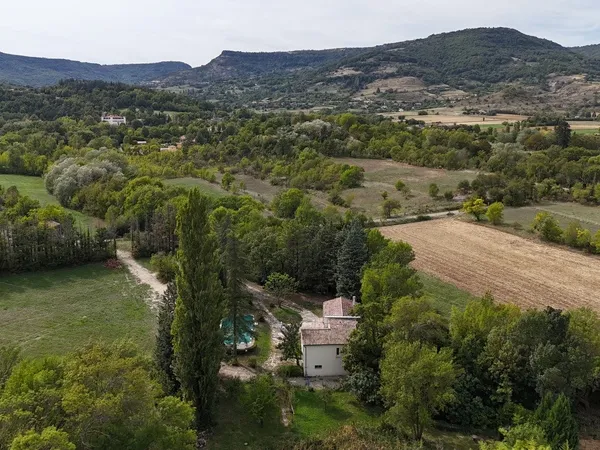 Ardèche. Chomérac. Une propriété rare dans un écrin de verdure.