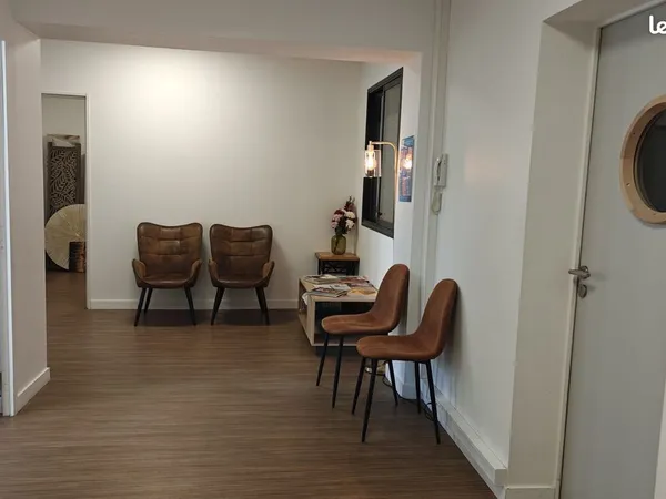 Bureau / cabinet professionnel de 9m² - Pont L'Évêque - 510 charges comprises