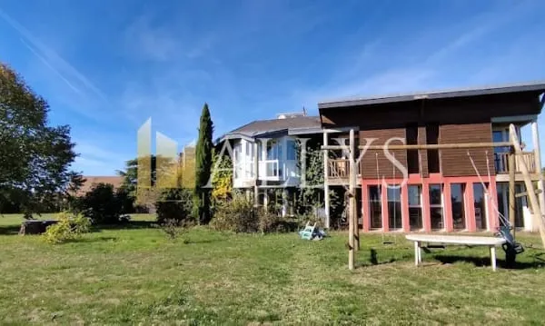 Maison 10 pièces 320 m²