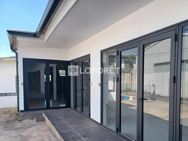Local commercial 1 pièce 113 m²