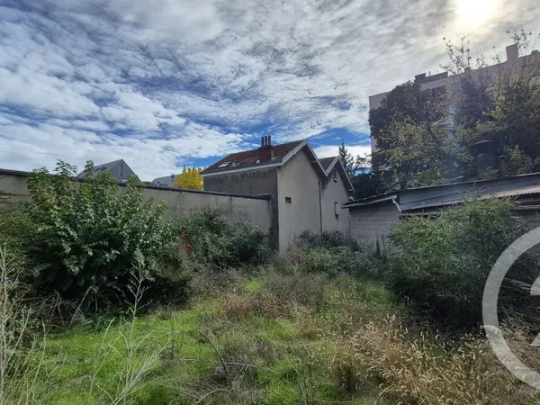 Terrain 605 m²
