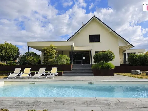 Maison 8 pièces 250 m²